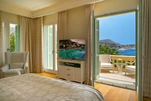 Seafront 7 Bedroom Villa - International (44)