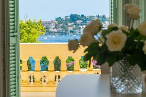 Seafront 7 Bedroom Villa - International (43)