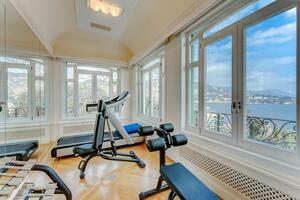 Seafront 7 Bedroom Villa - International (54)