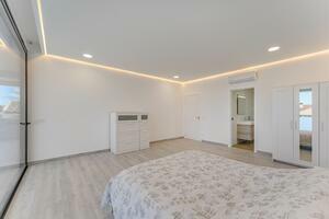 4 Bedroom Villa - El Madroñal (16)