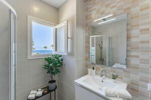 Seafront 1 Bedroom Apartment - Los Cristianos - Costamar — photo 18 of 25
