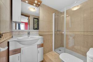 Apartament na ostatnim piętrze budynku z 2 sypialniami - Parque de la Reina — photo 23 of 25