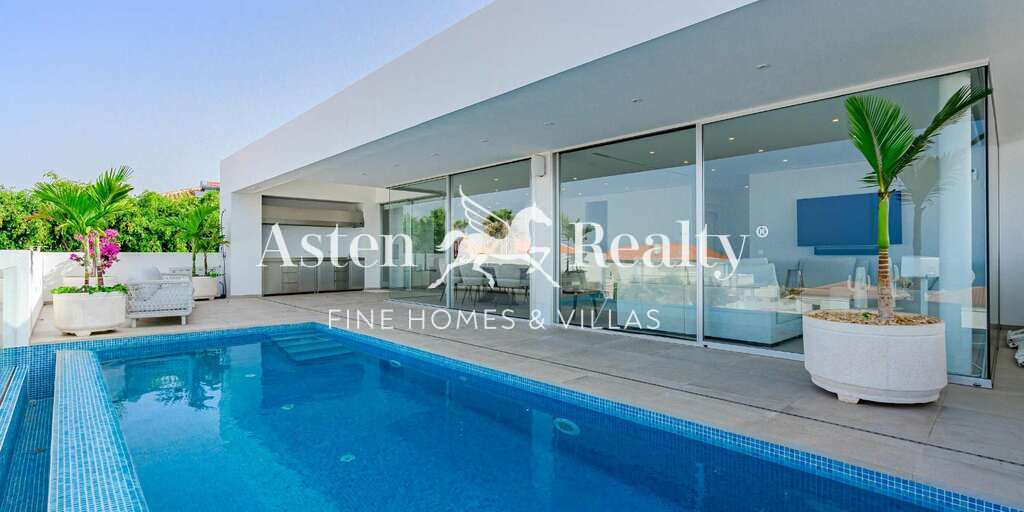 Luxury 4 Bedroom Villa - Callao Salvaje