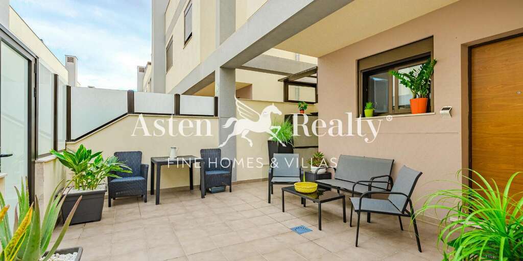 3 Bedroom Townhouse - Parque de la Reina