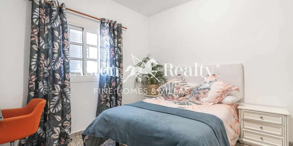 5 Bedroom Building - San Isidro